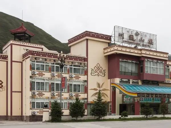Chuanlong Villa hotel in Chuanzhusi, Sichuan, shown in 2009 with traditional roofs and garden.