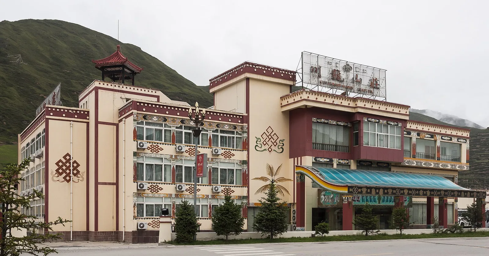 Chuanlong Villa hotel in Chuanzhusi, Sichuan, shown in 2009 with traditional roofs and garden.