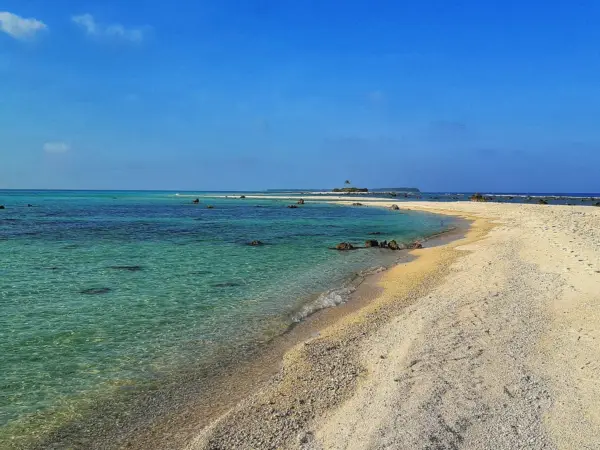 A sandy spit and clear shallow water at Kalpeni atoll