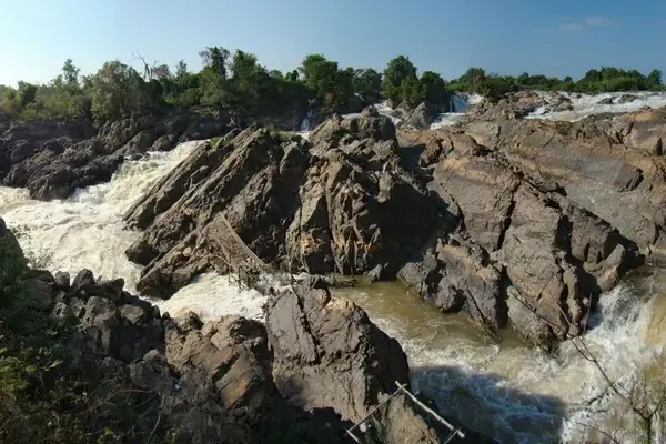 Li Phi (Tad Somphamit) falls on Don Khone in Si Phan Don