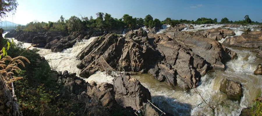 Li Phi (Tad Somphamit) falls on Don Khone in Si Phan Don