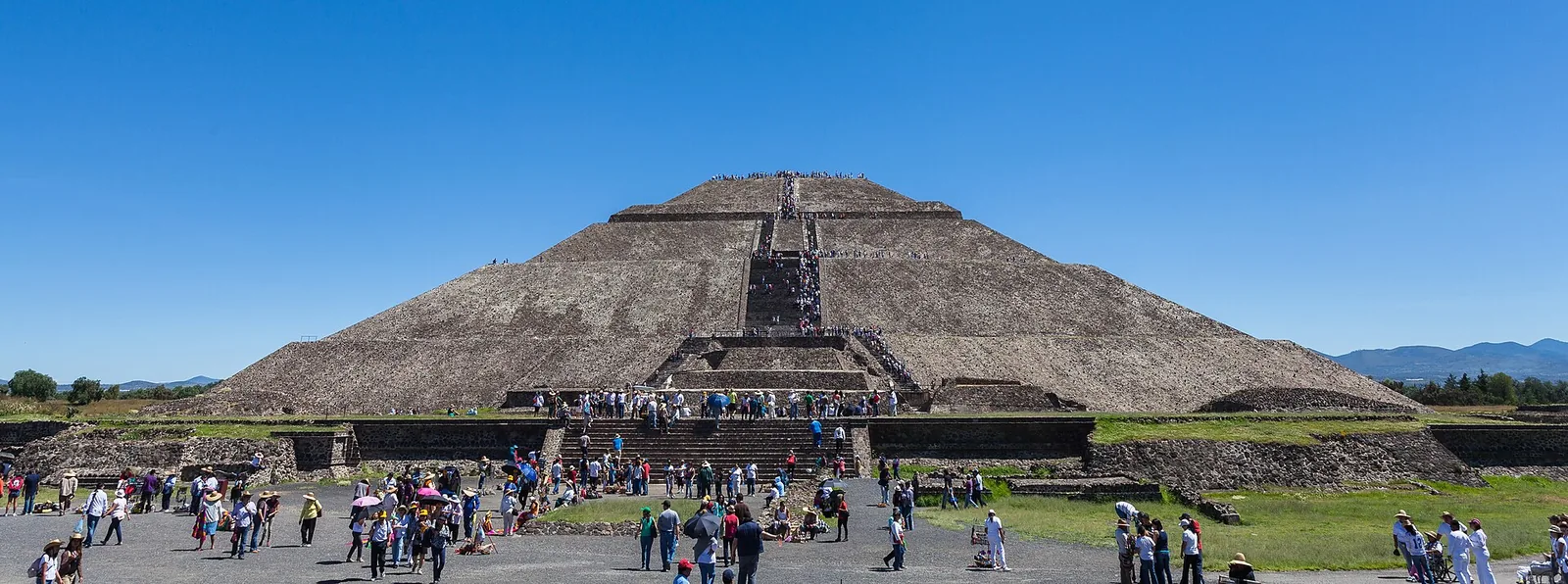 Tall Pyramid of the Sun at Teotihuacán, rising above surrounding ruins