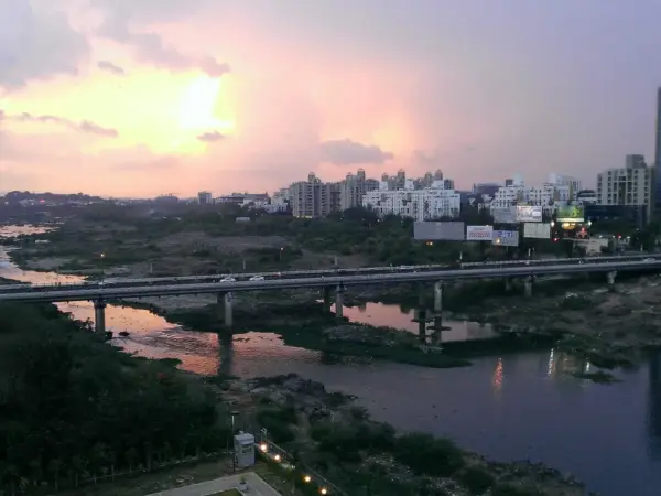 Aga Khan Bridge spanning the Mula‑Mutha River, concrete arches and traffic lanes linking Koregaon Park to Kalyani Nagar