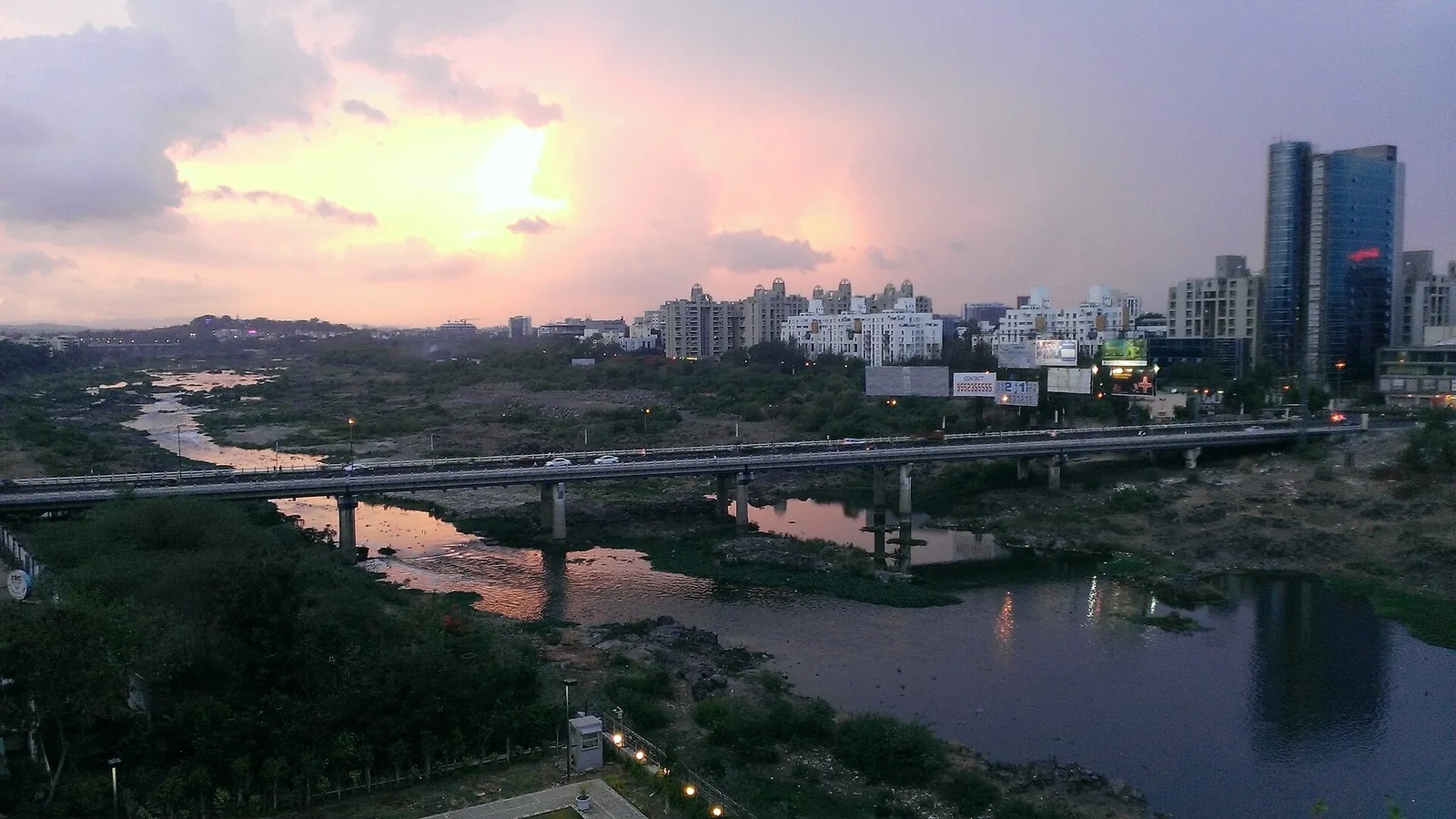 Aga Khan Bridge spanning the Mula‑Mutha River, concrete arches and traffic lanes linking Koregaon Park to Kalyani Nagar