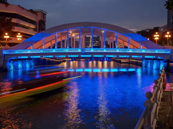 Elgin Bridge spanning the Singapore River with its box‑girder structure and historic stone arches linking downtown to the…